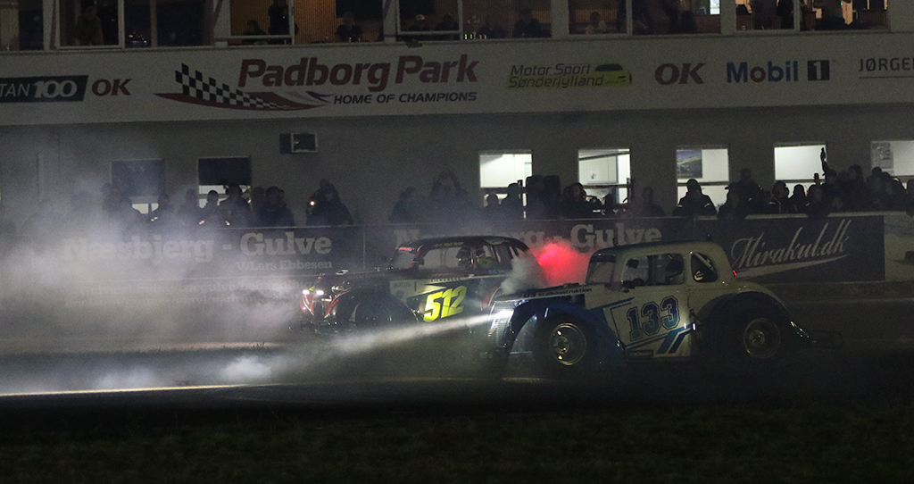 Masser af dækrøg på Padborg Park
(Foto: Motorsporten.dk)